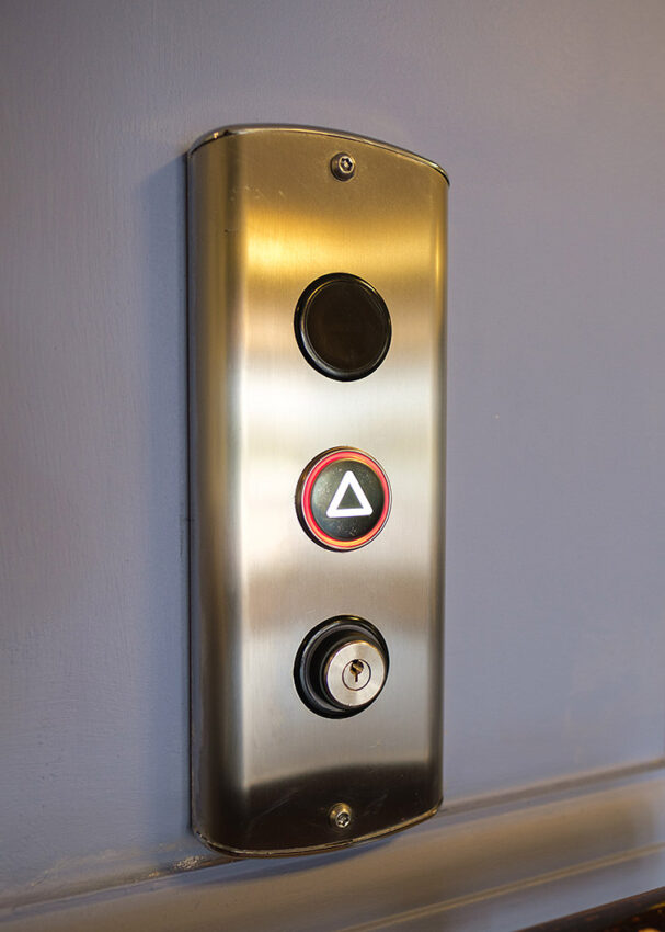 lift installation for anchor housing in Cambridge