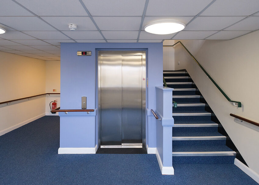 lift installation for anchor housing in Cambridge