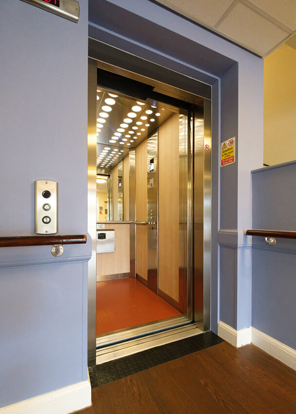 lift installation for anchor housing in Cambridge