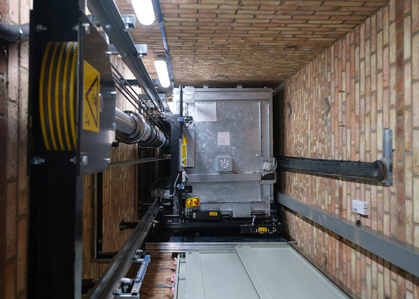 lift installation for anchor housing in Cambridge