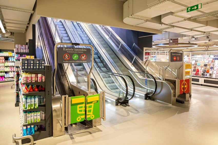 Vermaport shopping cart conveyor in Carre Four Paris